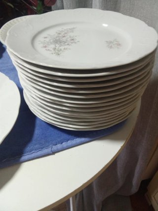 Pezzi di stoviglie in porcellana bianca