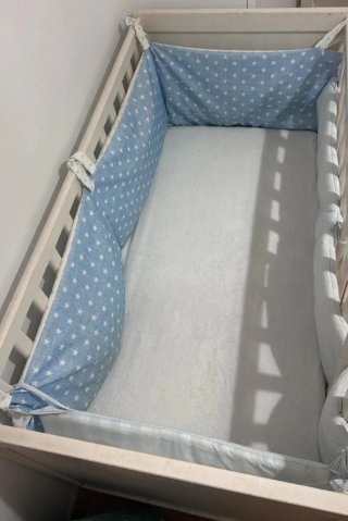Cuna de bebe/no incluye colchón ni chichonera.