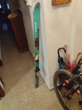 Esquís con fijaciones
