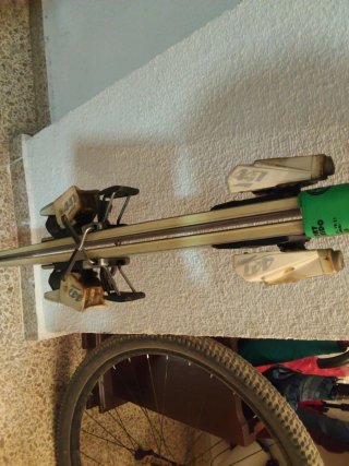 Esquís con fijaciones