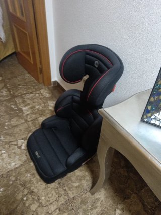 Silla coche negra con detalles rojos