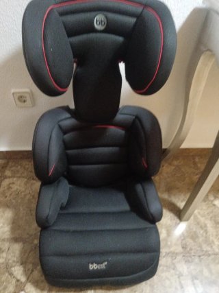 Silla coche negra con detalles rojos
