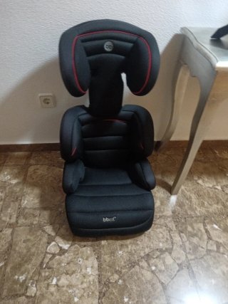 Silla coche negra con detalles rojos