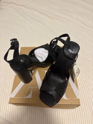 Zapatos de tacón Zara negros sin estrenar