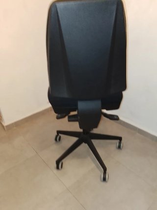 Silla de oficina negra