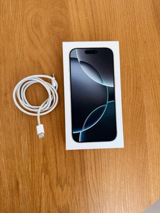iPhone 16 Pro Blanco + 4 fundas + cargador MagSafe