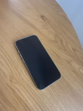 iPhone 16 Pro Blanco + 4 fundas + cargador MagSafe