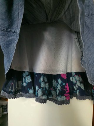 Falda vaquera con forro floral