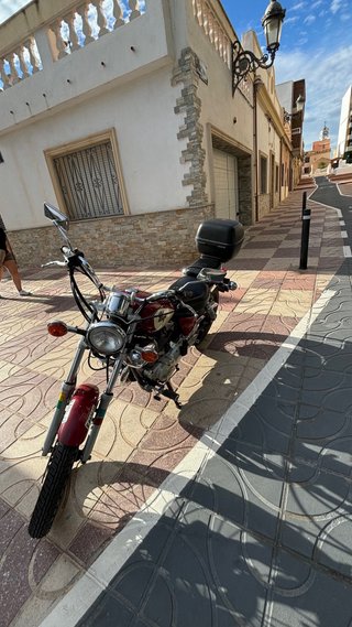 Moto Yamaha 250 cc Roja