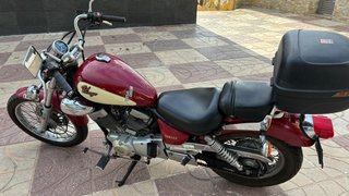 Moto Yamaha 250 cc Roja