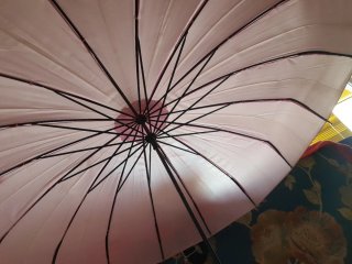 Paraguas estilo japonés rosa y negro