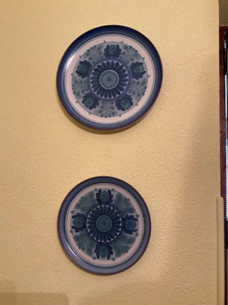 2 Platos Decorativos Azules 	34 por 34. 41 por 41.