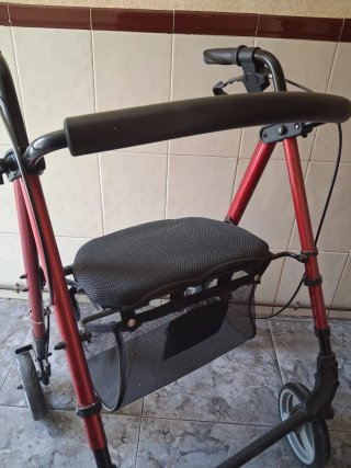 Andador plegable con frenos