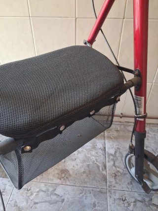 Andador plegable con frenos