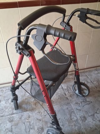 Andador plegable con frenos