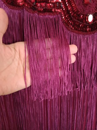 Vestido de fiesta con flecos y pedrería