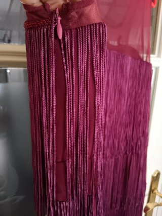 Vestido de fiesta con flecos y pedrería