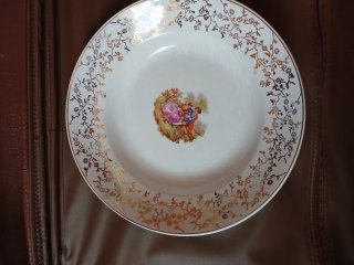 Plato de porcelana con borde dorado