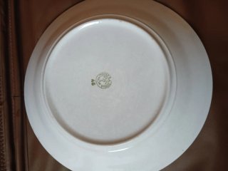 Plato de porcelana con borde dorado
