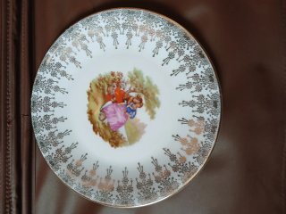 Plato de porcelana con borde dorado