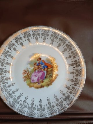 Plato de porcelana con borde dorado