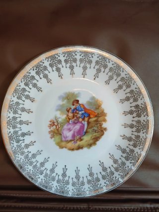 Plato de porcelana con borde dorado