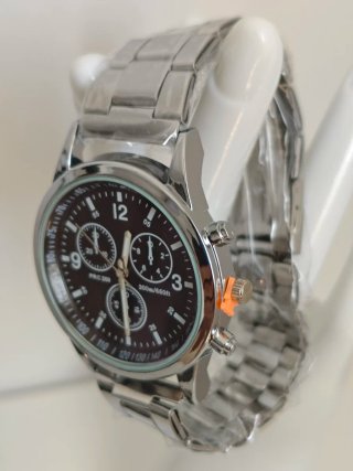 Reloj de pulsera plateado y negro