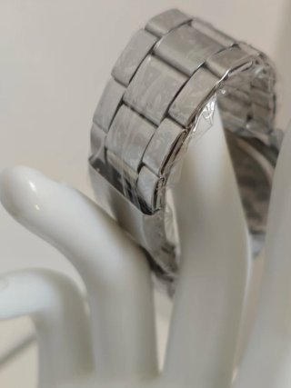 Reloj de pulsera plateado y negro