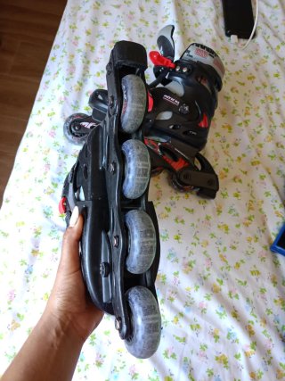 Patines en línea negros y rojos