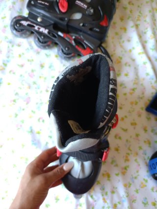Patines en línea negros y rojos