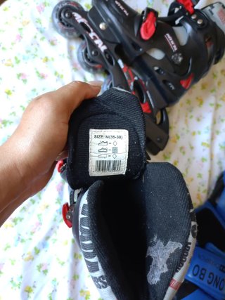 Patines en línea negros y rojos