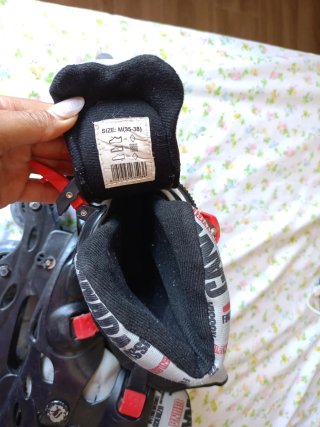 Patines en línea negros y rojos