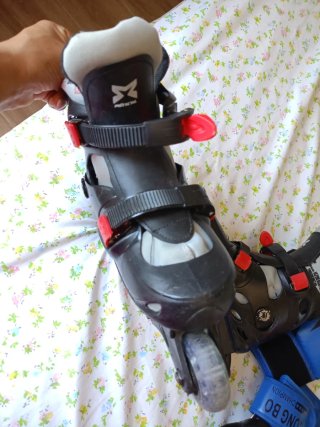 Patines en línea negros y rojos