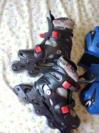 Patines en línea negros y rojos