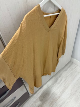 Blusa cuello pico mostaza