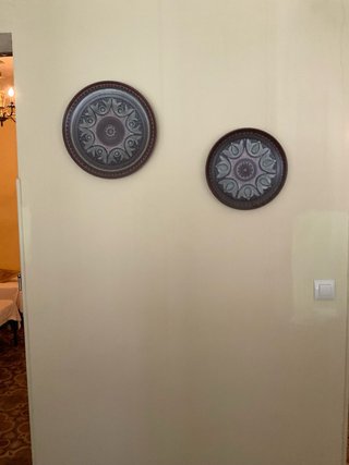 Dos platos decorativos redondos