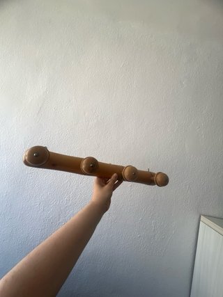 Perchero de madera con bolas
