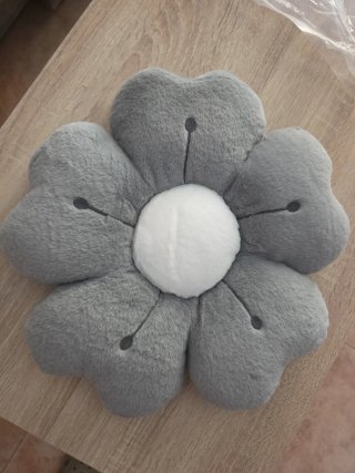 Cojín decorativo flor gris y blanco. A estrenar.