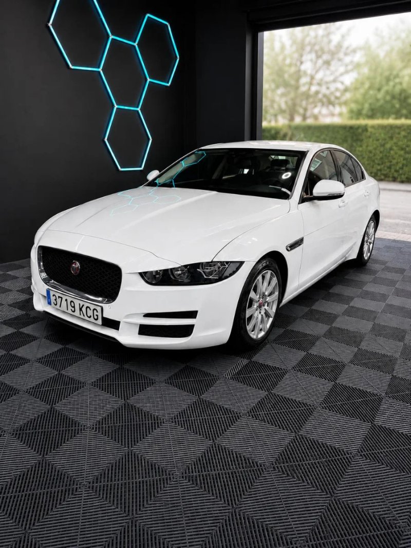 Jaguar XE 2017 - foto 1
