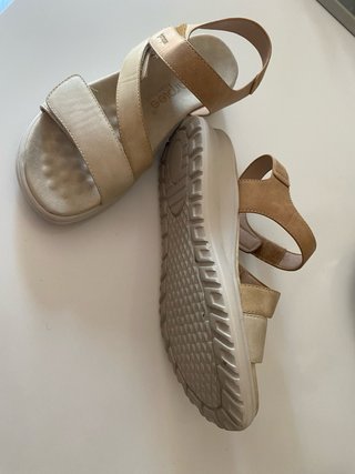 Sandalias Amarpies Beige y Dorado. Súper cómodas.