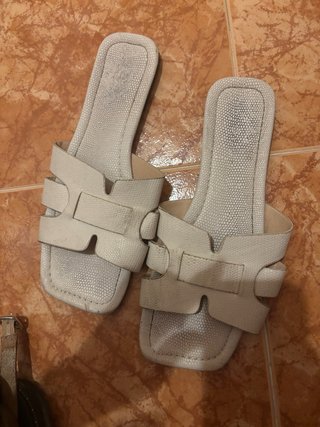 Chanclas planas mujer beige y blanco