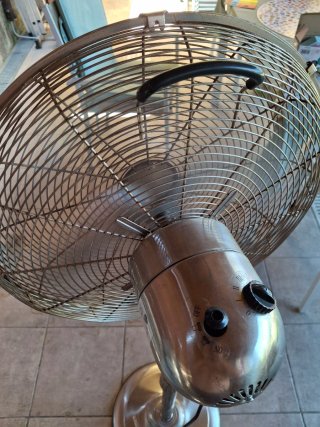 Ventilador de pie Equation dorado y plateado