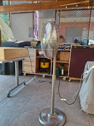 Ventilador de pie Equation dorado y plateado