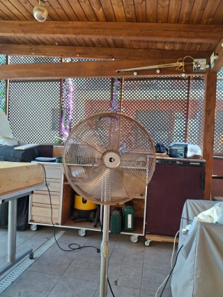 Ventilador de pie Equation dorado y plateado
