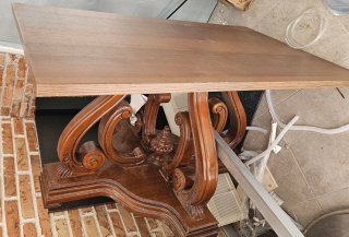 Mesa de madera con patas ornamentadas