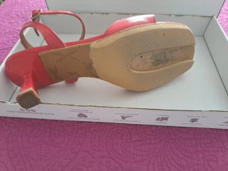 Sandalias rojas de piel