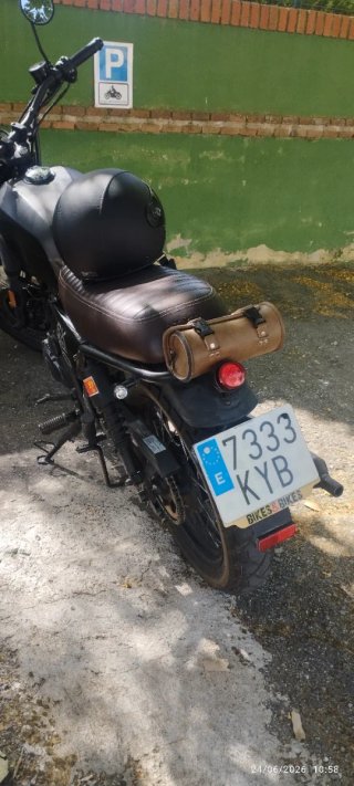 Moto Naked Brixton Negra y Marrón