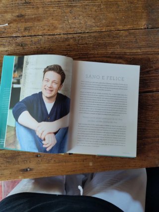 Libro italiano Jamie Oliver "Superfood"