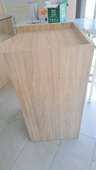 Mueble de tienda con cajón y caja registradora