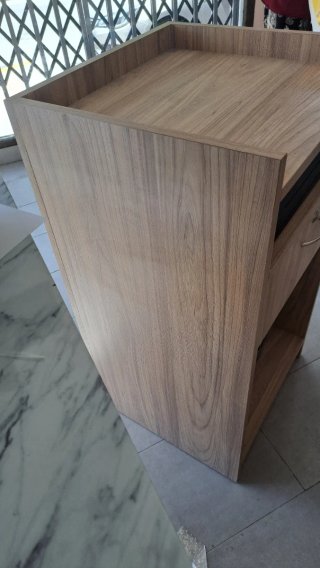 Mueble de tienda con cajón y caja registradora